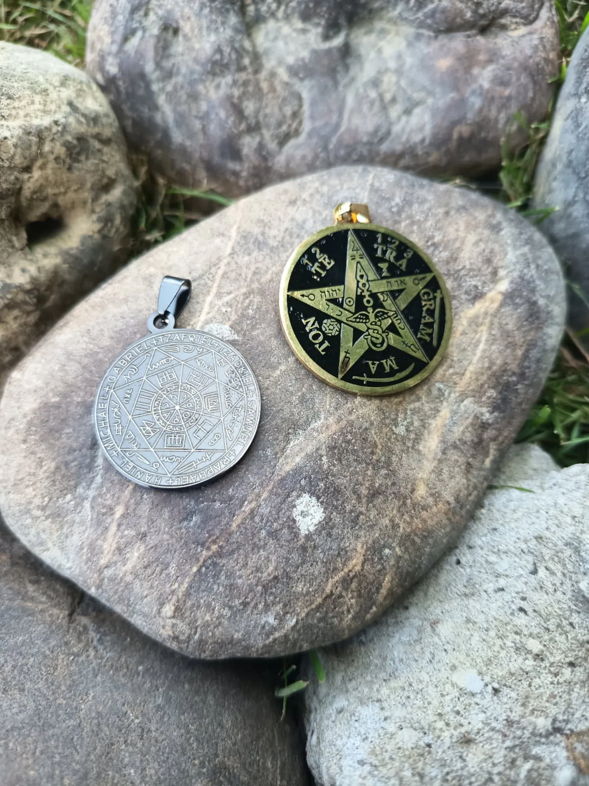Amulette de protection artisanale consacrée et chargée magiquement pour l'aura par Luminous Witch.