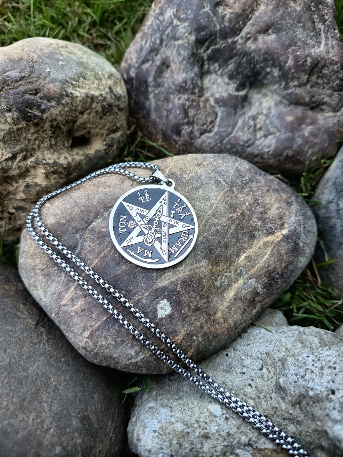 Pendentif en pierre naturelle de lithothérapie pour renforcer la stabilité énergétique et repousser les influences.