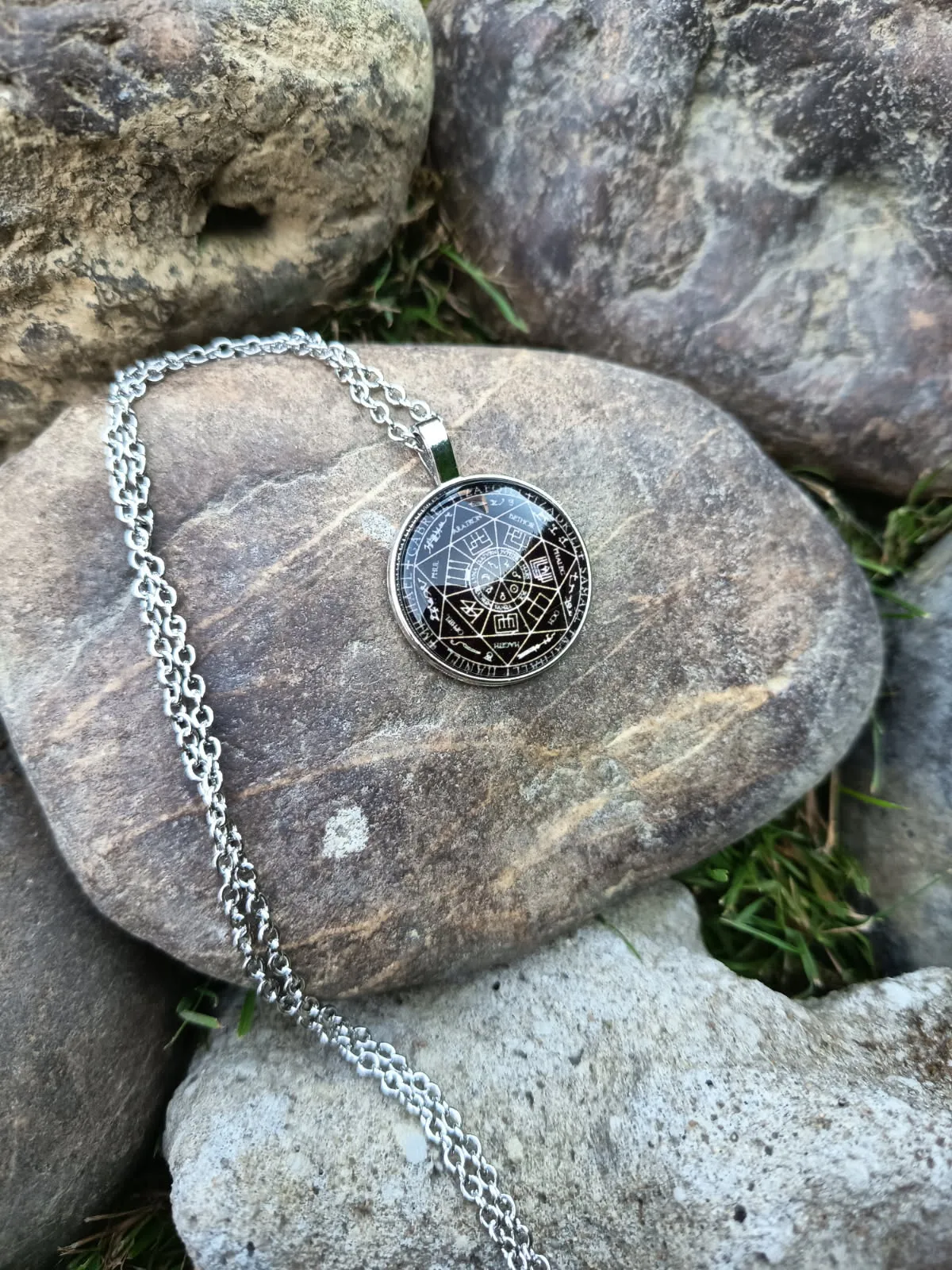 Gros plan sur un talisman ésotérique consacré avec une intention pure lors d'un rituel Luminous Witch.